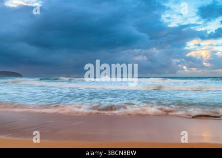 Moody Sunrise Seascape am Killcare Beach an der Central Coast von NSW, Australien. Stockfoto