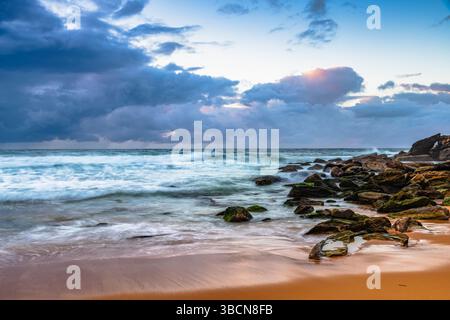 Moody Sunrise Seascape am Killcare Beach an der Central Coast von NSW, Australien. Stockfoto