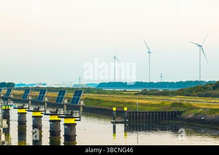 Liegeplätze mit Solarpaneelen in einer Bucht nahe der Küste. Stockfoto