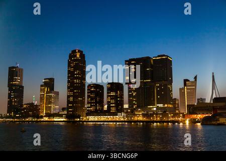 Die Stadt Rotterdam in der Bucht der Nacht mit Hochhäusern in den Niederlanden. Stockfoto