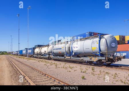 Kesselwagen und Container auf einem Bahnhofsgelände Stockfoto
