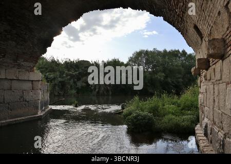 Benevento - Scorcio verso monte del Fiume Sabato dal Ponte Leproso Stockfoto
