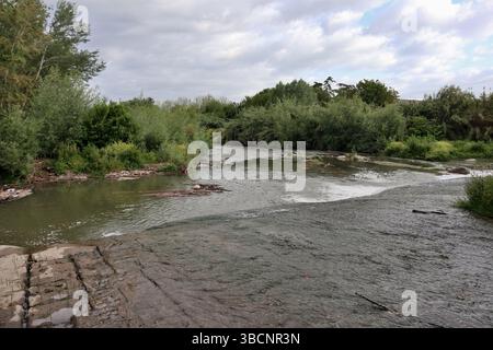Benevento - Scorcio verso valle del Fiume Sabato dal Ponte Leproso Stockfoto