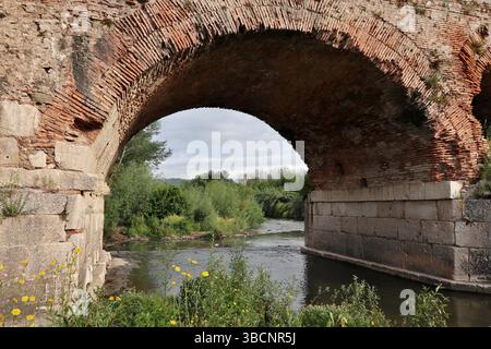 Benevento - Arcata del Ponte Leproso lungo la sponda sinistra Stockfoto