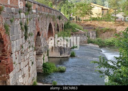 Benevento - Arcate del Ponte Leproso da Via Mulino Pacifico Stockfoto