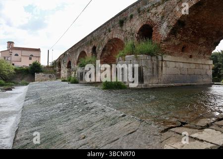 Benevento - Arcate del Ponte Leproso dall'alveo Stockfoto