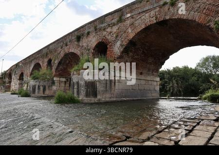Benevento - Arcate sul Fiume Sabato dal basamento del Ponte Leproso Stockfoto