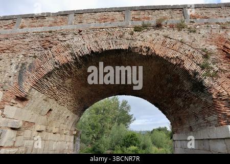 Benevento - Arco del Ponte Leproso sul Fiume Sabato Stockfoto