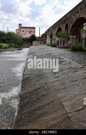 Benevento - Basamento del Ponte Leproso dall'alveo del Fiume Sabato Stockfoto