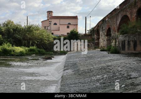 Benevento - Fiume Sabato dal basamento del Ponte Leproso Stockfoto