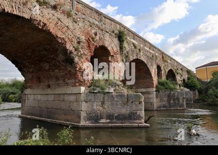 Benevento - Piloni del Ponte Leproso dalla sponda sinistra Stockfoto