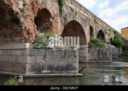 Benevento - Piloni del Ponte Leproso nel Fiume Sabato Stockfoto