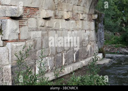 Benevento - Piloni marmorei del Ponte Leproso Stockfoto