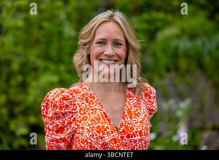 Sophie Raworth, Broadcaster und Journalistin bei der RHS Chelsea Flower Show. Sie ist Senior Newsreader und eine der Hauptmoderatoren von BBC News. Stockfoto