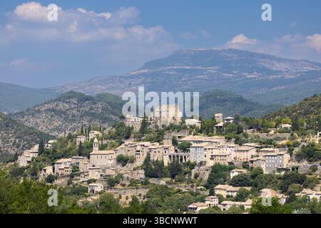 Panoramablick auf Montbrun les Bains, ein malerisches hoch gelegenes Dorf in der Region Drome Provencale in Frankreich, mit seiner mittelalterlichen Architektur und Stockfoto