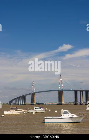 Weiße Boote an der Loire mit der Saint-Nazaire-Brücke im Hintergrund in Saint-Brevin-les-Pins, Frankreich Stockfoto