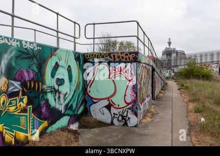 Procter & Gamble Factory in West Thurrock, am Ufer der Themse, beliebt bei Graffiti-Künstlern auf dem Themsepfad. Industriestandort Stockfoto