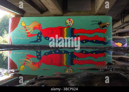 Graffiti auf den Säulen der Isarbrücke in München, Bayern, Deutschland Europa. Stockfoto