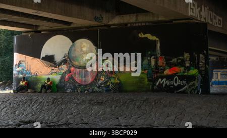 Graffiti auf einer Säule der Isarbrücke in München, Bayern, Deutschland Europa. Stockfoto