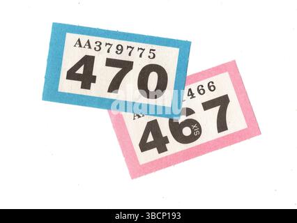 Vintage-Verlosungskarten auf weißem Hintergrund. Stockfoto