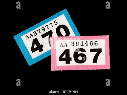 Vintage-Verlosungskarten auf schwarzem Hintergrund. Stockfoto