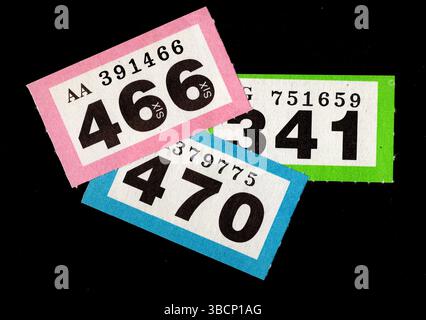 Vintage-Verlosungskarten auf schwarzem Hintergrund. Stockfoto