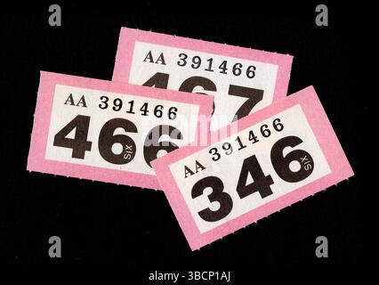 Vintage-Verlosungskarten auf schwarzem Hintergrund. Stockfoto