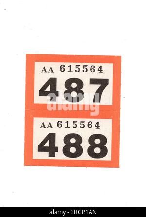 Vintage-Verlosungskarten auf weißem Hintergrund. Stockfoto