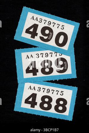 Vintage-Verlosungskarten auf schwarzem Hintergrund. Stockfoto