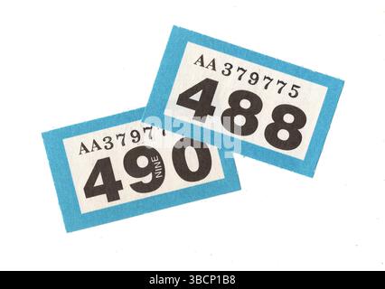 Vintage-Verlosungskarten auf weißem Hintergrund. Stockfoto