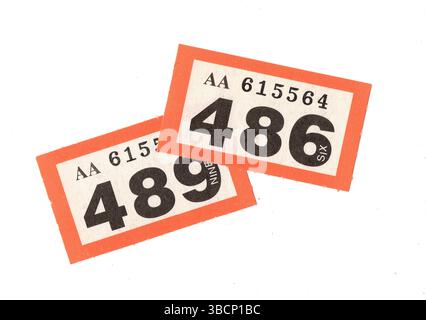 Vintage-Verlosungskarten auf weißem Hintergrund. Stockfoto