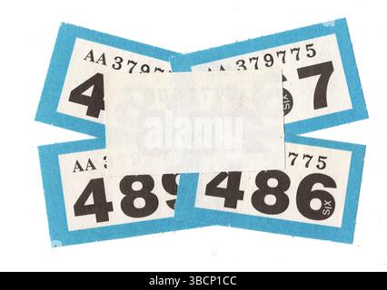 Vintage-Verlosungskarten auf weißem Hintergrund. Stockfoto