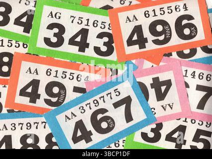 Vintage-Verlosungskarten auf weißem Hintergrund. Stockfoto