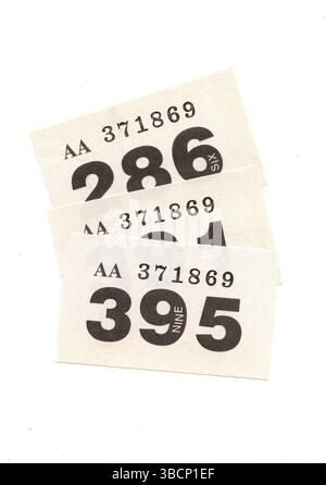 Vintage-Verlosungskarten auf weißem Hintergrund. Stockfoto