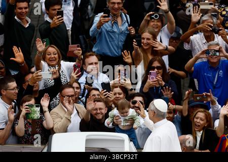 Prima udienza generale di Papa Leone XIV auf der Piazza San Pietro im Vaticano - Mercoledì 21 Maggio 2025 - Cronaca - (Foto di Cecilia Fabiano/ Credit: LaPresse/Alamy Live News Stockfoto