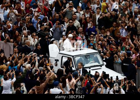 Prima udienza generale di Papa Leone XIV auf der Piazza San Pietro im Vaticano - Mercoledì 21 Maggio 2025 - Cronaca - (Foto di Cecilia Fabiano/ Credit: LaPresse/Alamy Live News Stockfoto