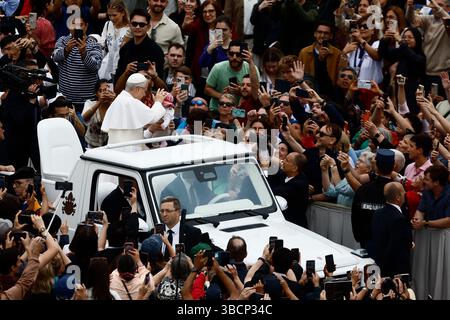 Prima udienza generale di Papa Leone XIV auf der Piazza San Pietro im Vaticano - Mercoledì 21 Maggio 2025 - Cronaca - (Foto di Cecilia Fabiano/ Credit: LaPresse/Alamy Live News Stockfoto