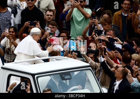 Prima udienza generale di Papa Leone XIV auf der Piazza San Pietro im Vaticano - Mercoledì 21 Maggio 2025 - Cronaca - (Foto di Cecilia Fabiano/ Credit: LaPresse/Alamy Live News Stockfoto
