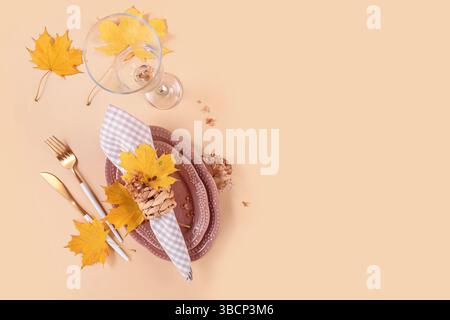 Herbstlicher festlicher Tisch auf beigem Hintergrund Stockfoto