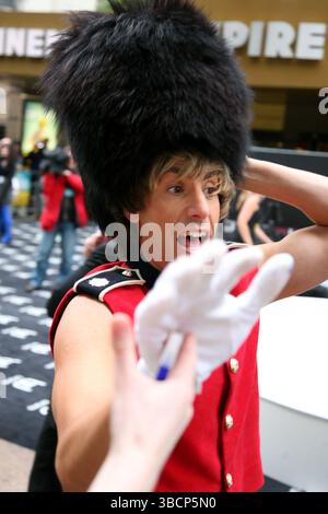 Sacha Baron Cohen als Bruno bei der Premiere von „Bruno“ in London am 17. Juni 2009 Stockfoto