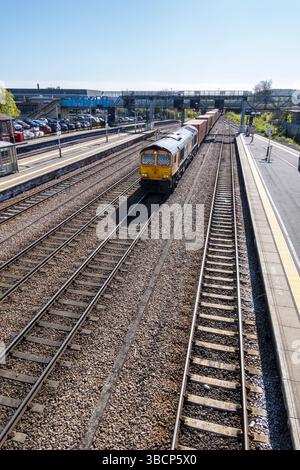 Güterzug, der in Lincoln Station einfährt, über eine durchgehende Linie von Osten Stockfoto