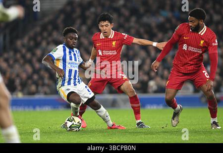 EFL Carabao Cup zwischen Brighton und Hove Albion und Liverpool im American Express Stadium, Brighton UK - 30. Oktober 2024 - Tariq Lamptey aus Brighton war während des Spiels zahlenmäßig in der Überlegenheit von Liverpool Stockfoto