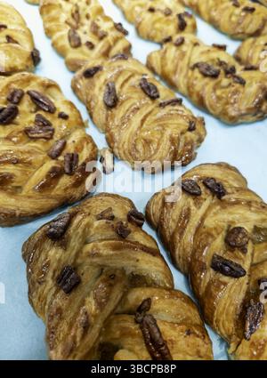 Flechtflecht mit Süßigkeiten und Mandeln, Konditorei für Desserts Stockfoto