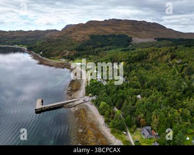 The Old Forge Pub in Knoydart, Schottland – Großbritanniens abgelegenster Pub auf dem Festland, eingebettet in die malerischen Highlands, nur mit dem Boot oder einer langen Wanderung erreichbar Stockfoto