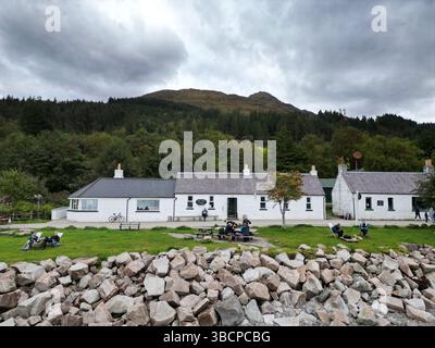 The Old Forge Pub in Knoydart, Schottland – Großbritanniens abgelegenster Pub auf dem Festland, eingebettet in die malerischen Highlands, nur mit dem Boot oder einer langen Wanderung erreichbar Stockfoto