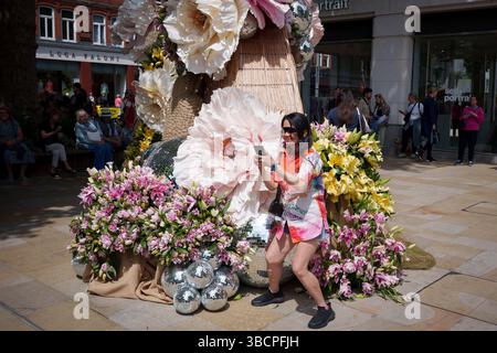 Die Besucher genießen die Blumenvorführungen auf der Kings Road während der Chelsea Flower Show und des Street Flower Festivals am 20. Mai 2025 in London, England. Stockfoto