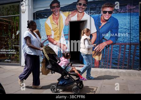 Shoppers and Advertising on the Kings Road, am 20. Mai 2025 in London, England. Stockfoto