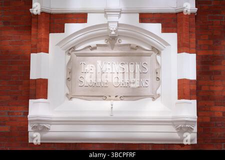 Ein Detail des Namens der Mansion Gardens on Sloane Gardens in Belgravia, am 20. Mai 2025 in London, England. Stockfoto
