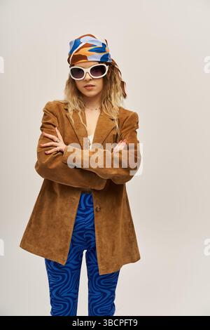 Eine wunderschöne junge Frau zeigt ihren einzigartigen Stil und posiert selbstbewusst. Stockfoto