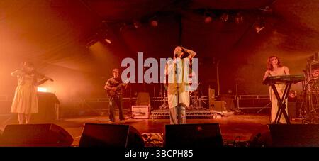 Brighton, Stadt Brighton & Hove, East Sussex, Großbritannien. Brighton ist Gastgeber des jährlichen Musikfestivals The Great Escape. Dieses 4-tägige Festival mit etablierten und aufstrebenden Acts, die an mehreren Orten auftreten. Hier tritt Rabbitfoot am Deep End TGE Beach auf. Mai 2025 David Smith/Alamy Stockfoto